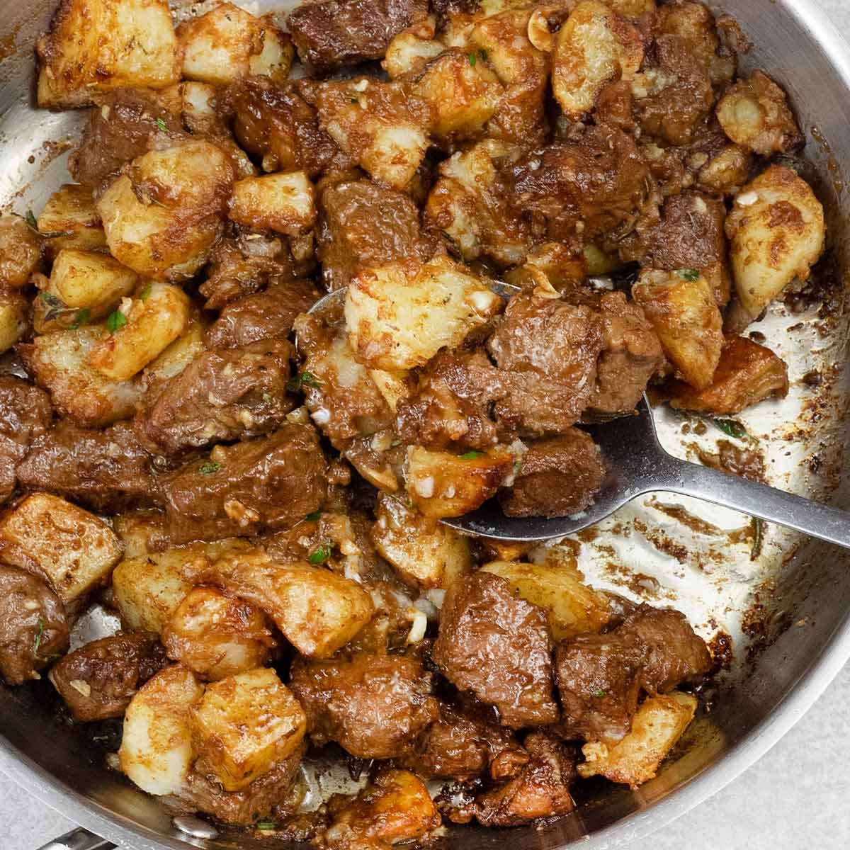 Boeuf à l'ail et pommes de terre au beurre