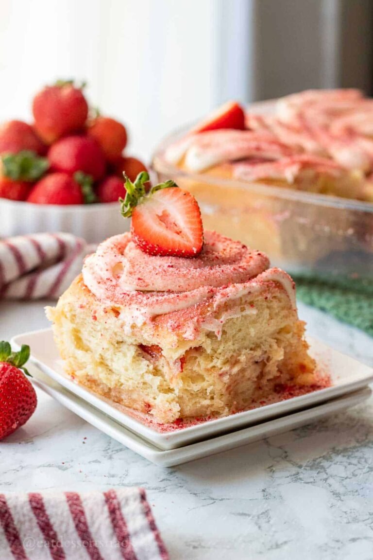 Roulés à la cannelle au fromage frais et aux fraises